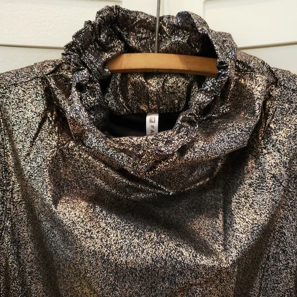 ⭐FABLETICS | Liora Metallic Athletic Ripstop Cowl Neck Kangaroo Pocket Vest - Picture 4 of 16